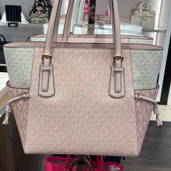 Michael Kors Voyager Large Color-Block Signature Logo Tote Bag
Powder Blush Mult - Picture 14 of 16